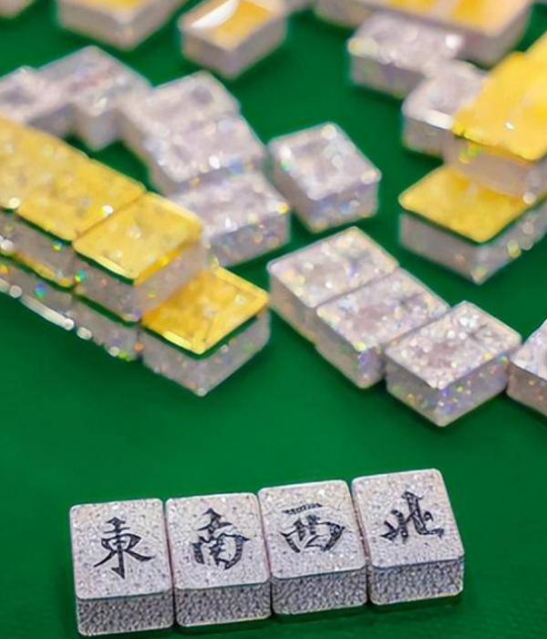 摩邦世家亮相進(jìn)博會(huì )，“鍍金鑲鉆”麻將引關(guān)注