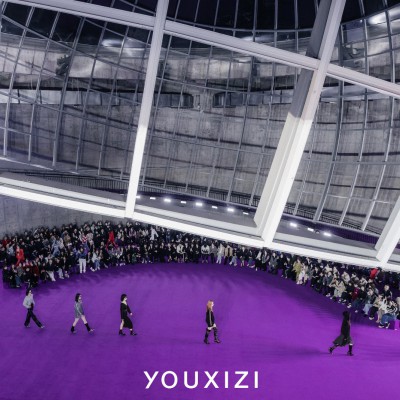 “逐光拾影” YOUXIZI尤西子 23秋季時(shí)裝大秀，加速破圈，獨領(lǐng)風(fēng)口