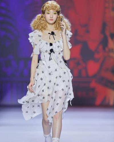 Bronze Lucia 2023中國國際消博會(huì )時(shí)裝周 全新起航 妙趣多元創(chuàng  )新 共赴夢(mèng)境之旅