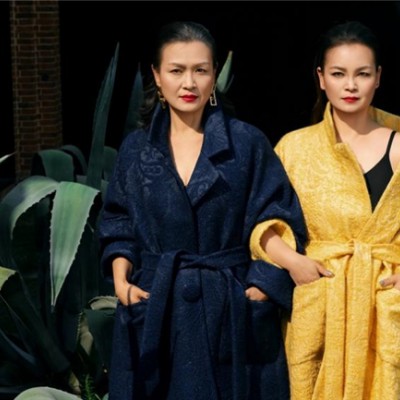 霓虹双生花：58岁银发双胞胎奶奶闪耀T台，书写时尚“无龄感”新篇章