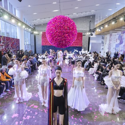 在花彩中爆破，于美術(shù)館內生長(cháng)：赫本西施與藝術(shù)家古原跨界藝術(shù)秀啟幕