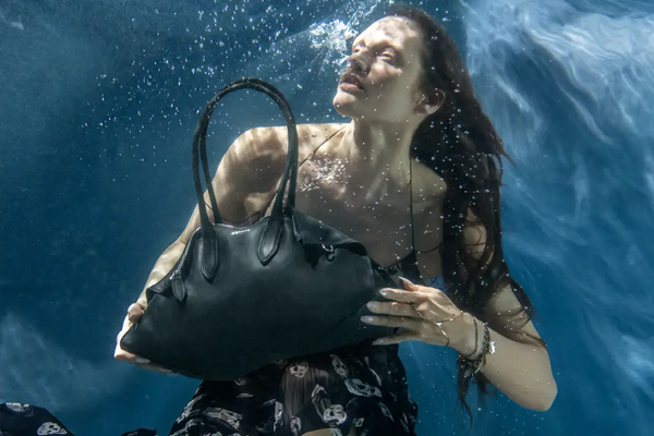 McQueen发布Manta手袋专属广告大片